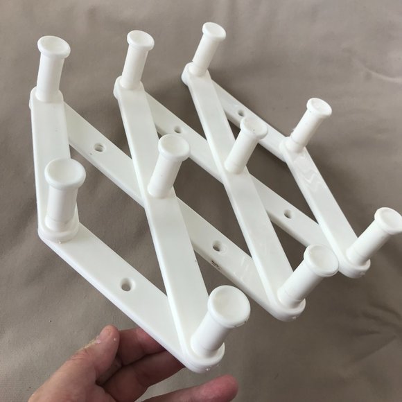 Vintage white Plastic Accordion Peg Hanger Made in USA - Picture 5 of 5